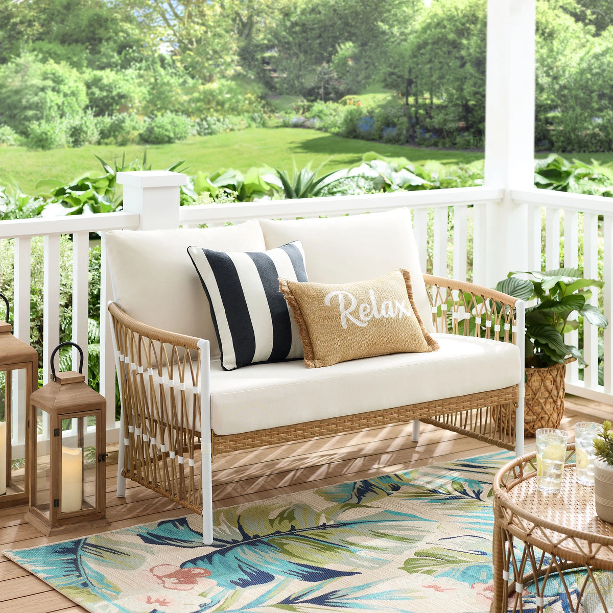 White Wicker Outdoor Loveseat Q825