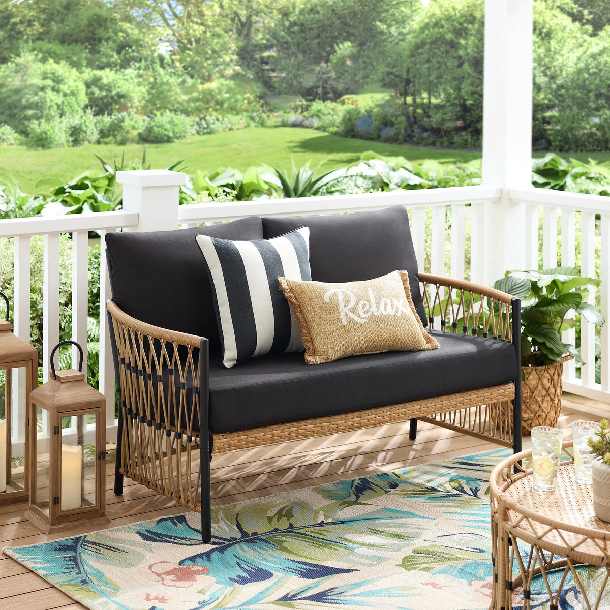 White Wicker Outdoor Loveseat Q825