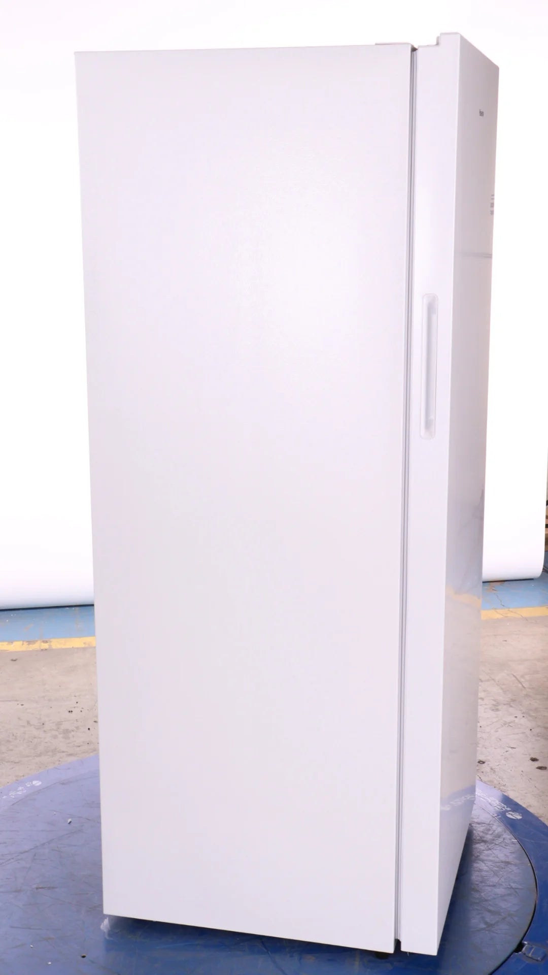 13.5 Cu Ft White Upright Freezer with Reversible Door V522