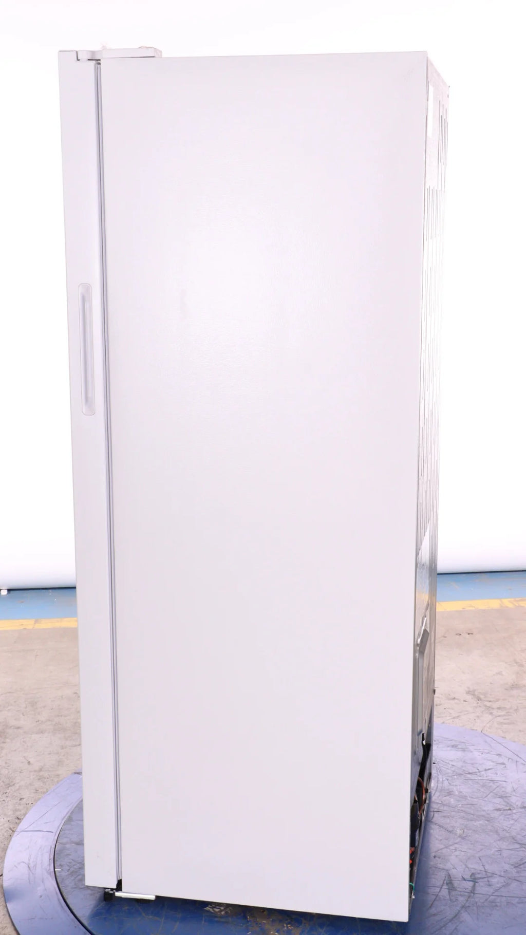 13.5 Cu Ft White Upright Freezer with Reversible Door V522